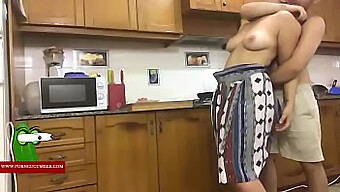 Sexo Rudo En La Cocina De Una Pareja Con Juego De Dedos Y Una Mamada