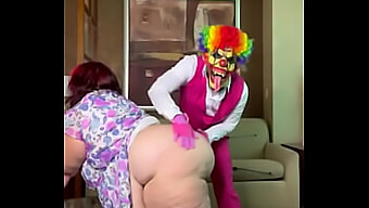 A Ruiva Natalie Fica Kinky No Circo Pela Primeira Vez