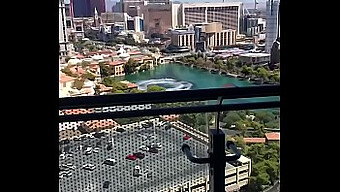 Amatör Kapüşonlu Vegas'Ta Derin Boğaz Becerilerini Sergiliyor