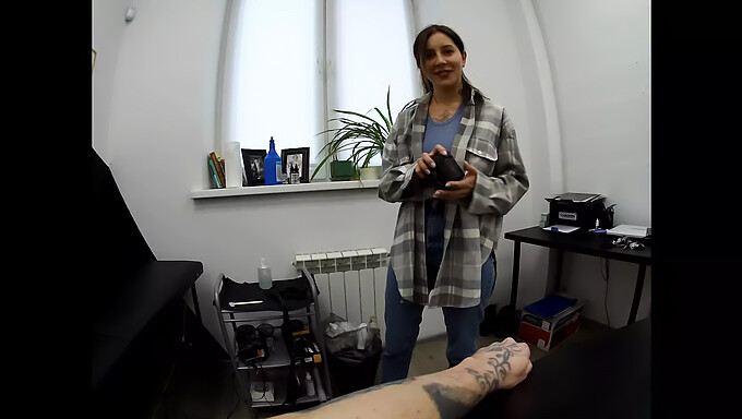 Schau Zu, Wie Ein Russischer Tattoo-Künstler In Diesem Heißen Video Einen Kunden Aufnimmt!