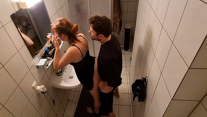 Une Belle-Sœur Excitée Se Fait Baiser Dans La Salle De Bain Par Un Mec Dans Une Vidéo De Sexe Cachée