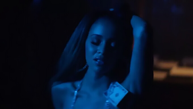 Actrița Americană Keke Palmer O Pipăie Pe Vanessa Morgan Într-O Scenă Fierbinte