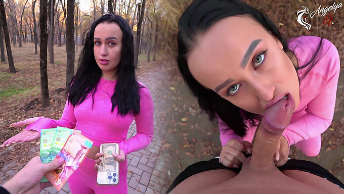 Fitnessbabe Geeft Een Pov Pijpbeurt In De Vrije Natuur