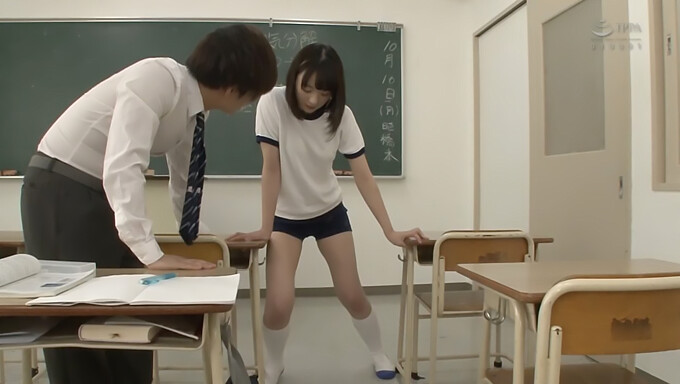 Seorang Mahasiswa Jepang Memberikan Blowjob Dan Dientot Di Dalam Kelas.