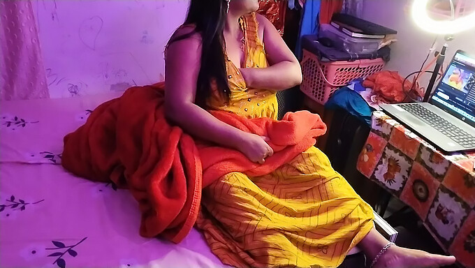 La Bhabhi Desi Montre Ses Mamelons Lors D'Un Spectacle De Cam Torride