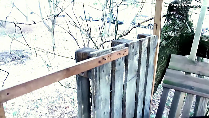 Une Allemande En Solo Se Fait Plaisir Dans Une Cabane Dans Les Arbres