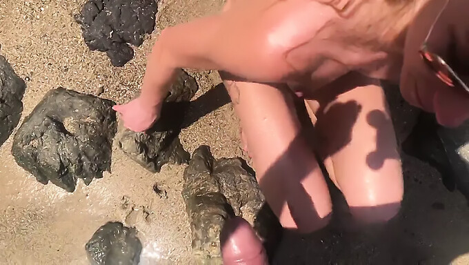 Vrouw Geniet Van Buitenplassen En Zelfgenoegzaamheid Op Het Strand.