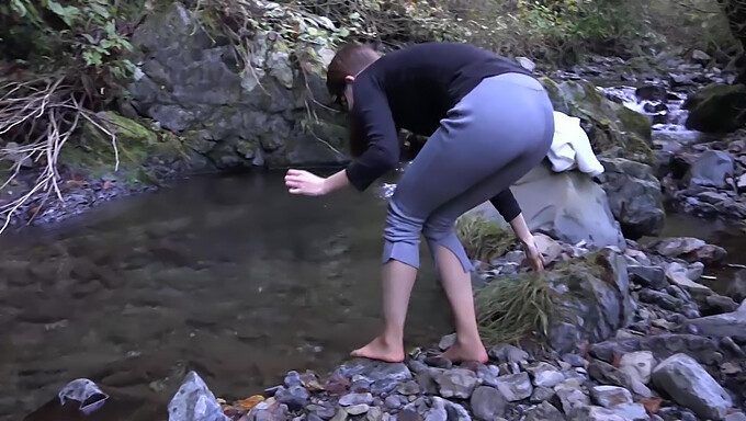 Ervaar De Sensatie Van Een Winter Rivier Avontuur Met Een Studente Studente