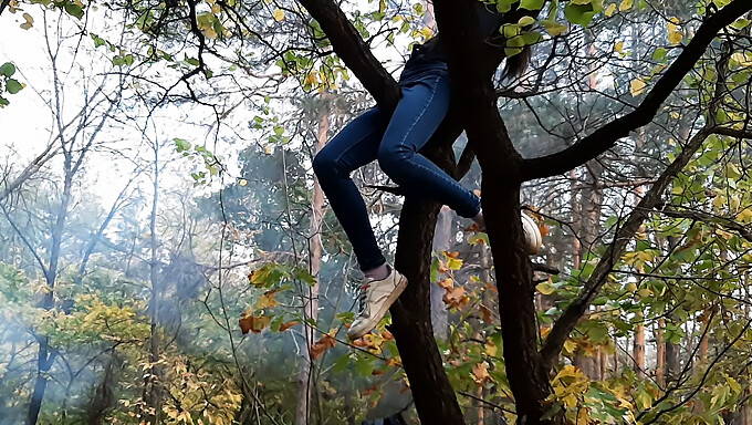 Une Caméra Cachée Capture L'Ascension Orgasmique D'Une Fille Et Sa Masturbation Dans Un Arbre