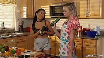 Kitchen Kink: Tiffany Watson Og Jada Kai Tilfredsstiller Hverandre Med Fitte-Slikking Og Naturlige Orgasmer