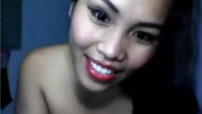 Filipina Cam Girl Se Pone Traviesa Con Su Webcam