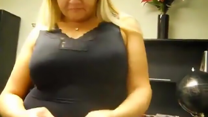 Milf Rubia Con Grandes Tetas Naturales Muestra En La Webcam