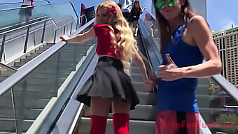 Een Blonde Amerikaanse Laat Haar String Zien In Een Softcore Video In De Vegas Strip