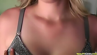 Blonde Kurus Memberikan Blowjob Pov Di Tempat Awam